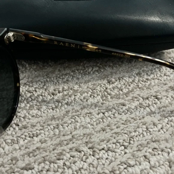 RAEN Remmy 49 Sunglasses Brindle Tortoise Polarized Round Frame w/ Case - Picture 5 of 7